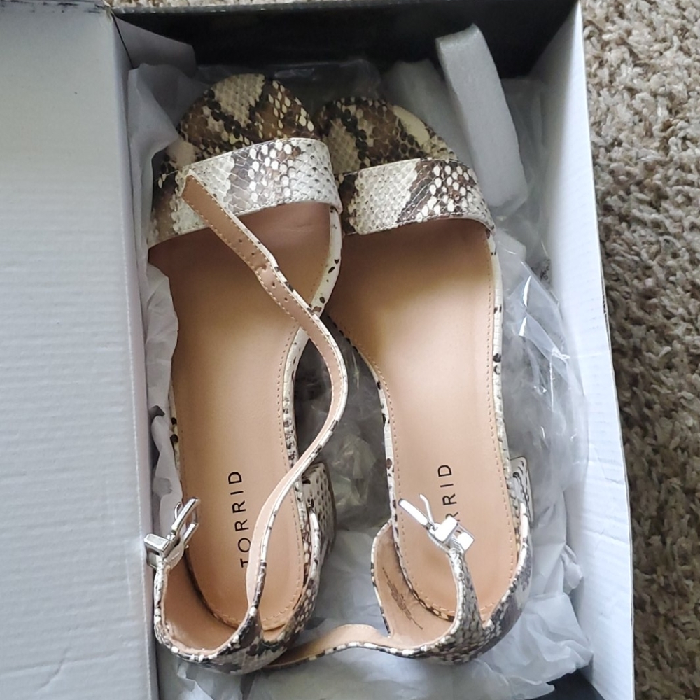 EUC Torrid snakeprint sandals